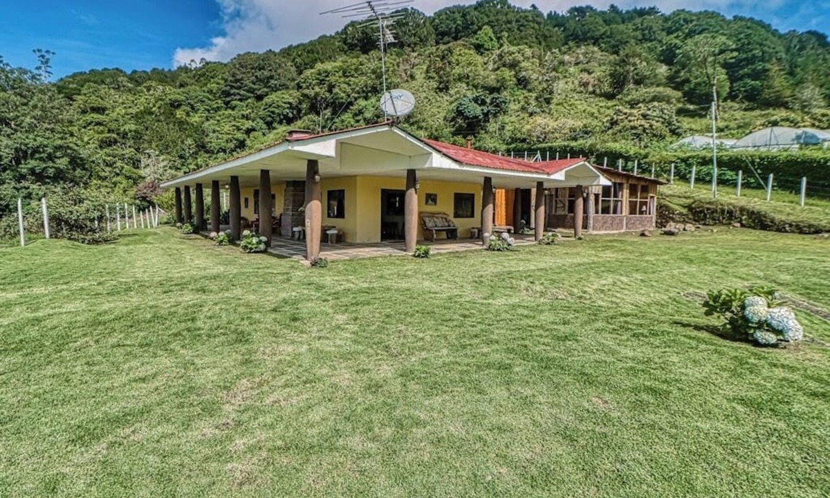 Copey House | Dog-Friendly, Secluded Getaway W/Game Room, Stunning Terrace & WiFi