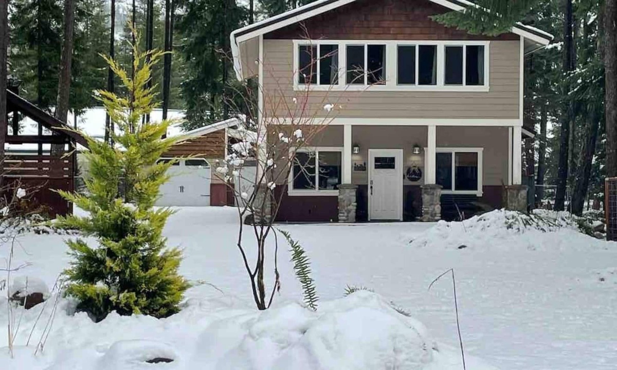 Easton House | Dog friendly, updated cabin- hot tub & fenced yard, 5 min to Lake Easton/Kachess