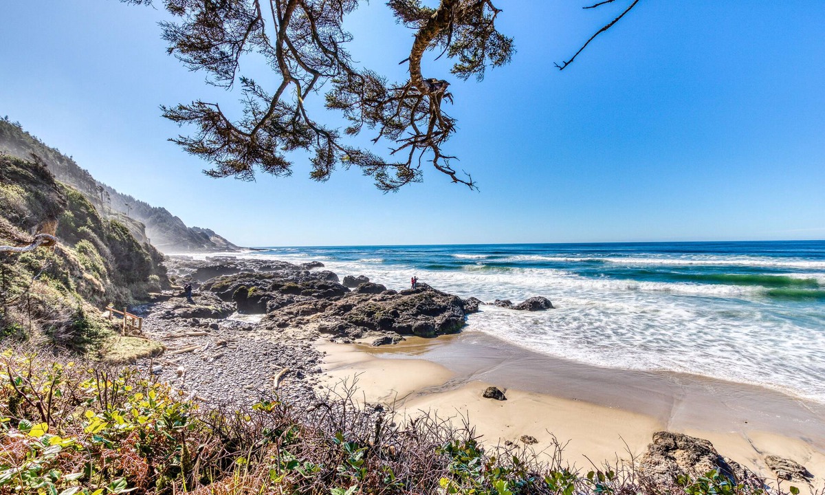 Edgewater Shores Cottage | Dog-Friendly Waterfront Cottage with Pacific Views and Comfy Features