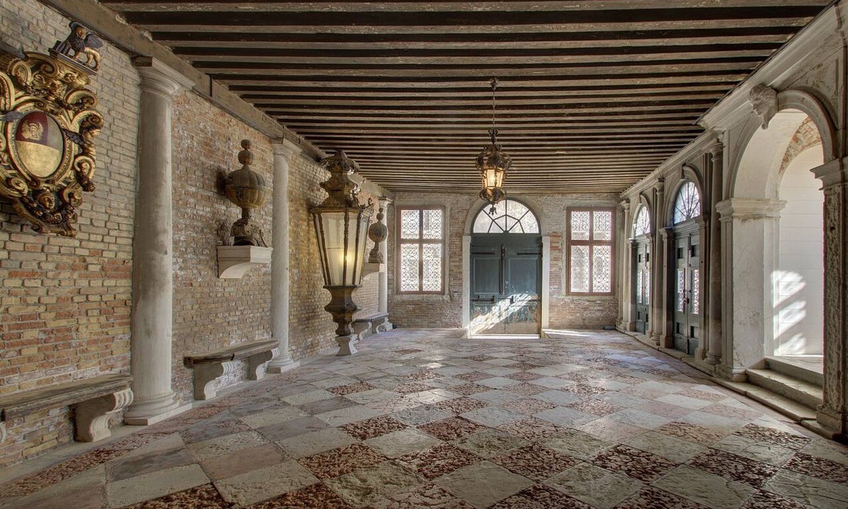 Santa Croce Apartment | DOGE Stair