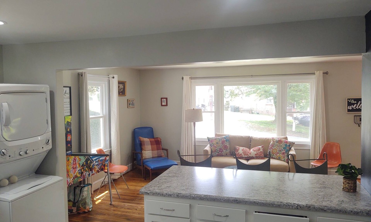 Jefferson Park Avenue House | Doggone fun 3 bdr Home at UVA with a Free Breakfast!