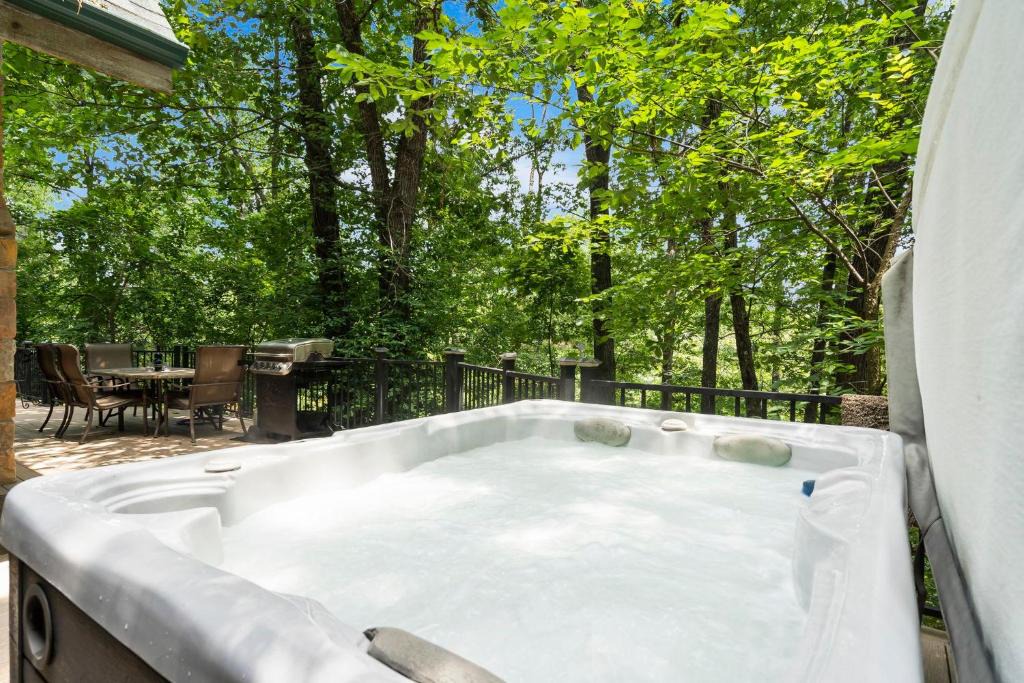 Branson Cedars House | Dogwood Tree Cabin