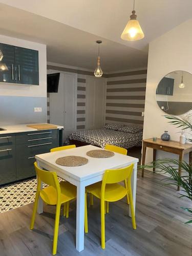 Paroisse Notre-Dame Apartment | Dole : studio en plein centre, copropriété calme