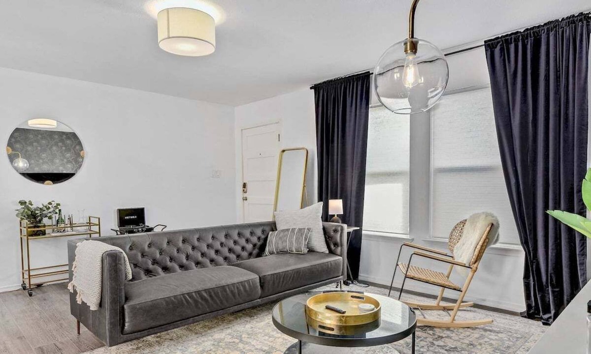 South Lamar House | Dolphin House | Modern 2BR w/Fire Pit & Backyard Retreat Office