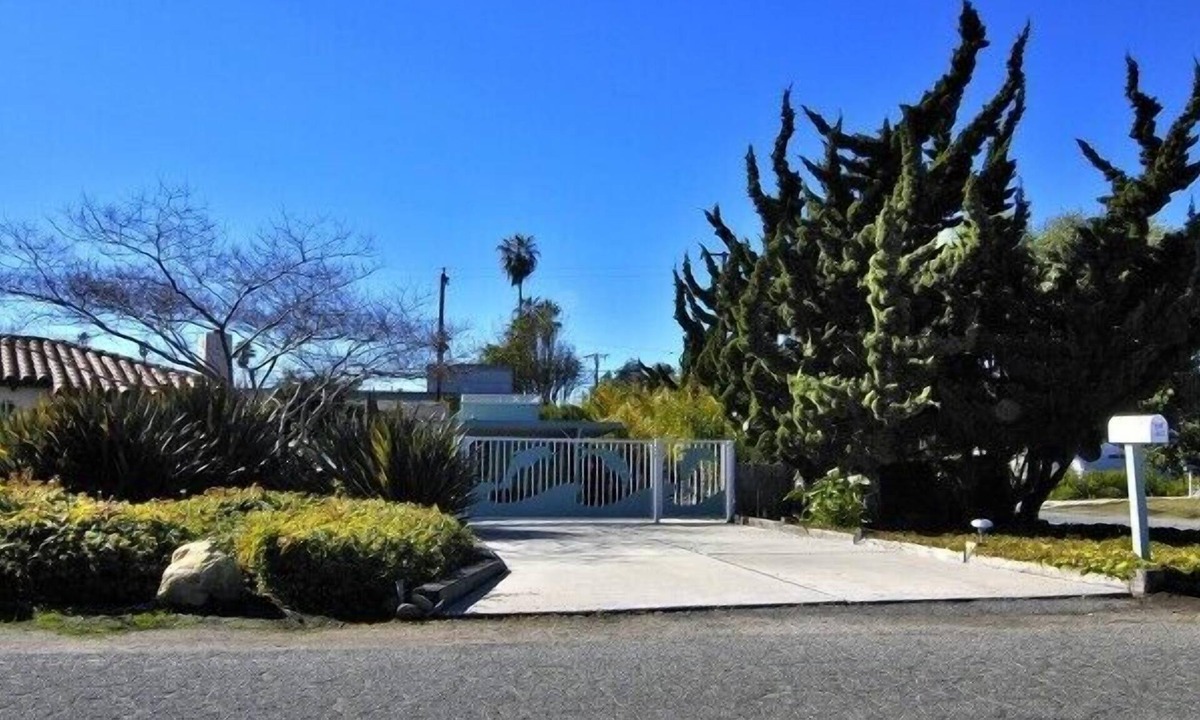 Carpinteria House | Dolphin's Cove- Just Walk Across To The Beach!