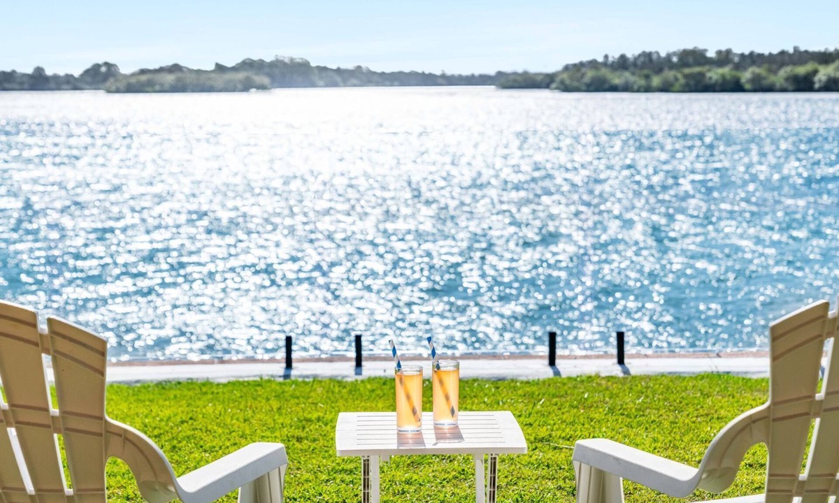 Yamba House | Dolphin View - Elegant Waterfront Haven - Holiday Yamba