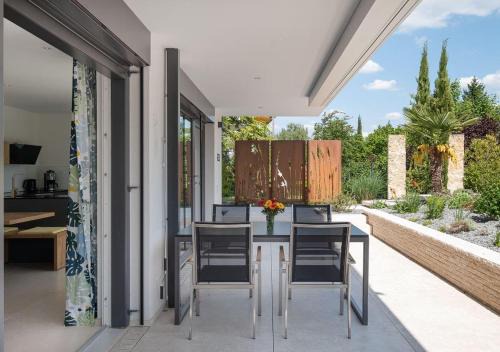 Ueberlingen Apartment | Domizil Relax - Heimathafen mit ruhiger Terrasse, Blick auf Wasserbecken und Garten