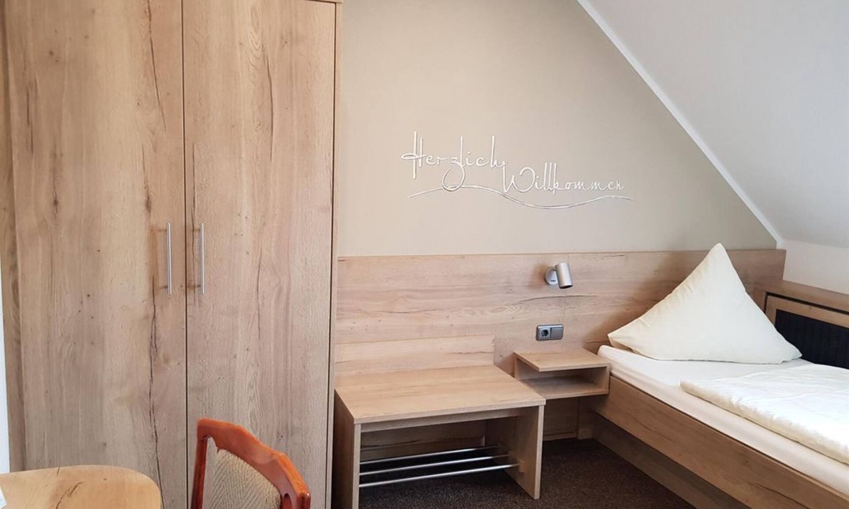 Neroth House | Doppelzimmer Plus Standard ohne Frühstück - Zur Neroburg, Hotel Restaurant