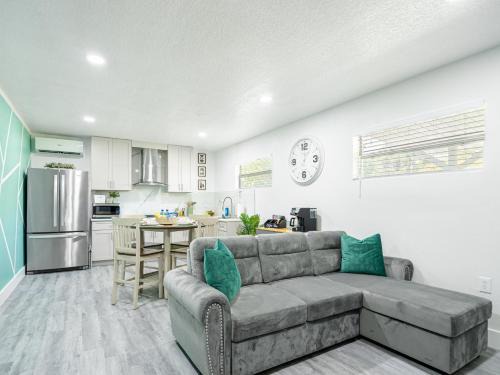 Mount Dora Apartment | Dora's Haven Getaway-Cozy 1Bedroom with Boat or Camper Parking- Free
