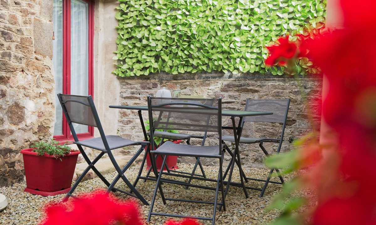Dinan Apartment | "Douar Armor" with Terrace Overlooking a Courtyard