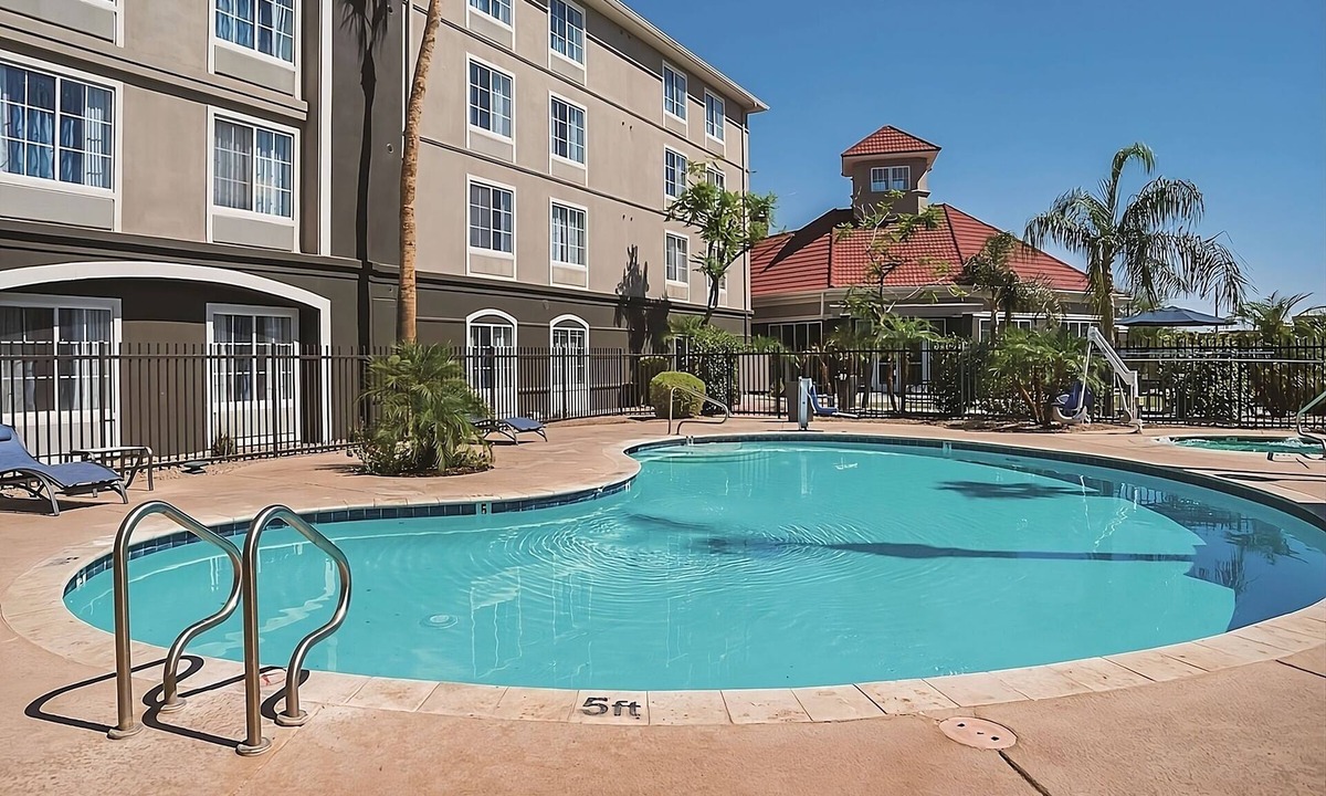 Ahwatukee Foothills Hotel | Double Bed Room, La Quinta Phoenix Chandler, Free Breakfast, 2 Family Rooms