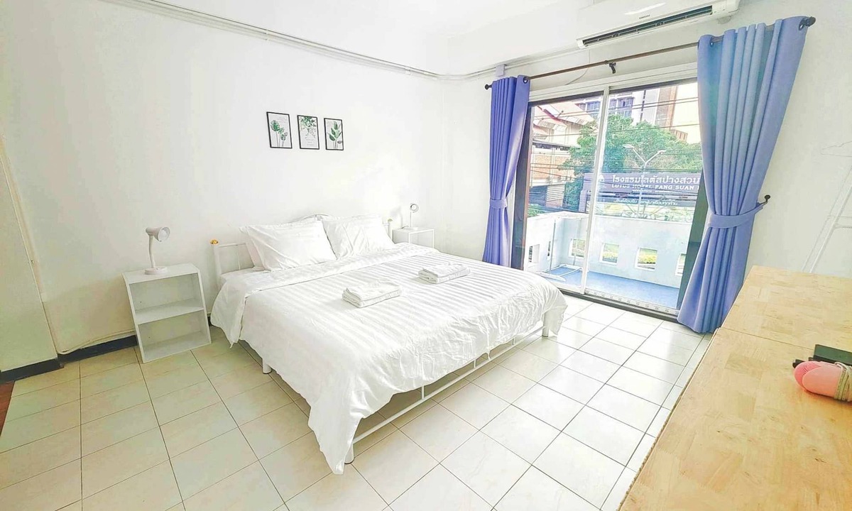 Huay Kaew House | Double bed room ensuite bathroom with balcony 1 km. to Nimman road.