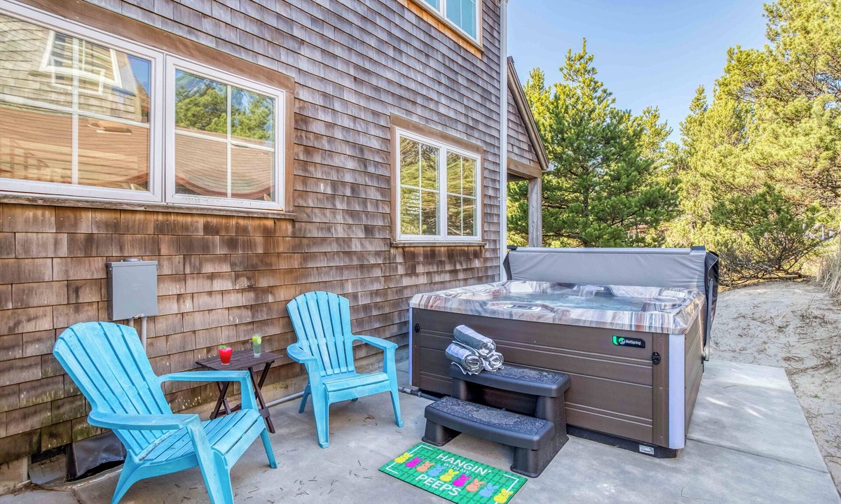 Shorepine Village House | Double Decks, Saltwater Hot Tub, BBQ, and an Easy Walk to Pacific City Beach!