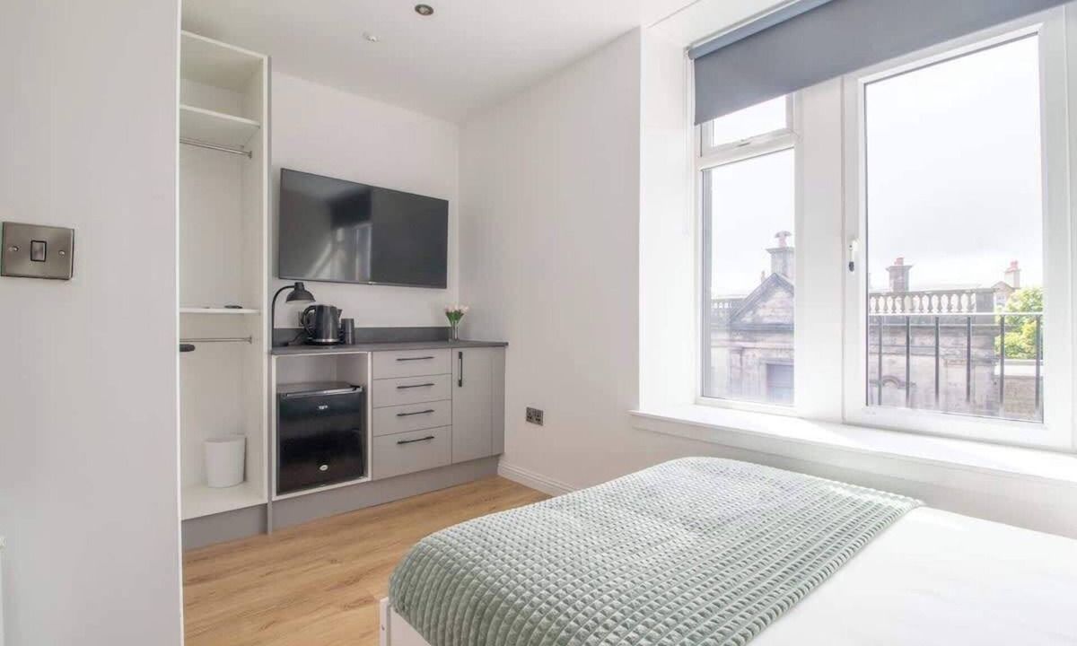Grangemouth Apartment | Double Ensuite Room + Shared Kitchen + Fast Wi-Fi