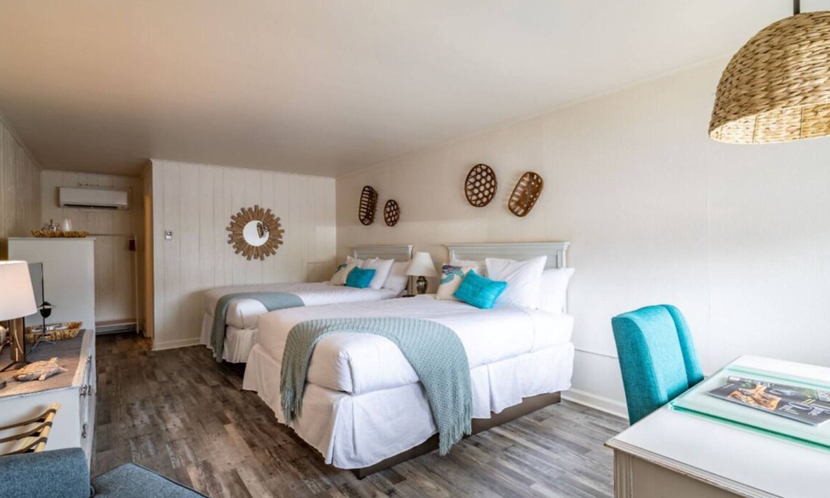 Rehoboth Beach Hotel | Double Queen Room | Ocean Glass Inn | Free Parking & Daily Breakfast