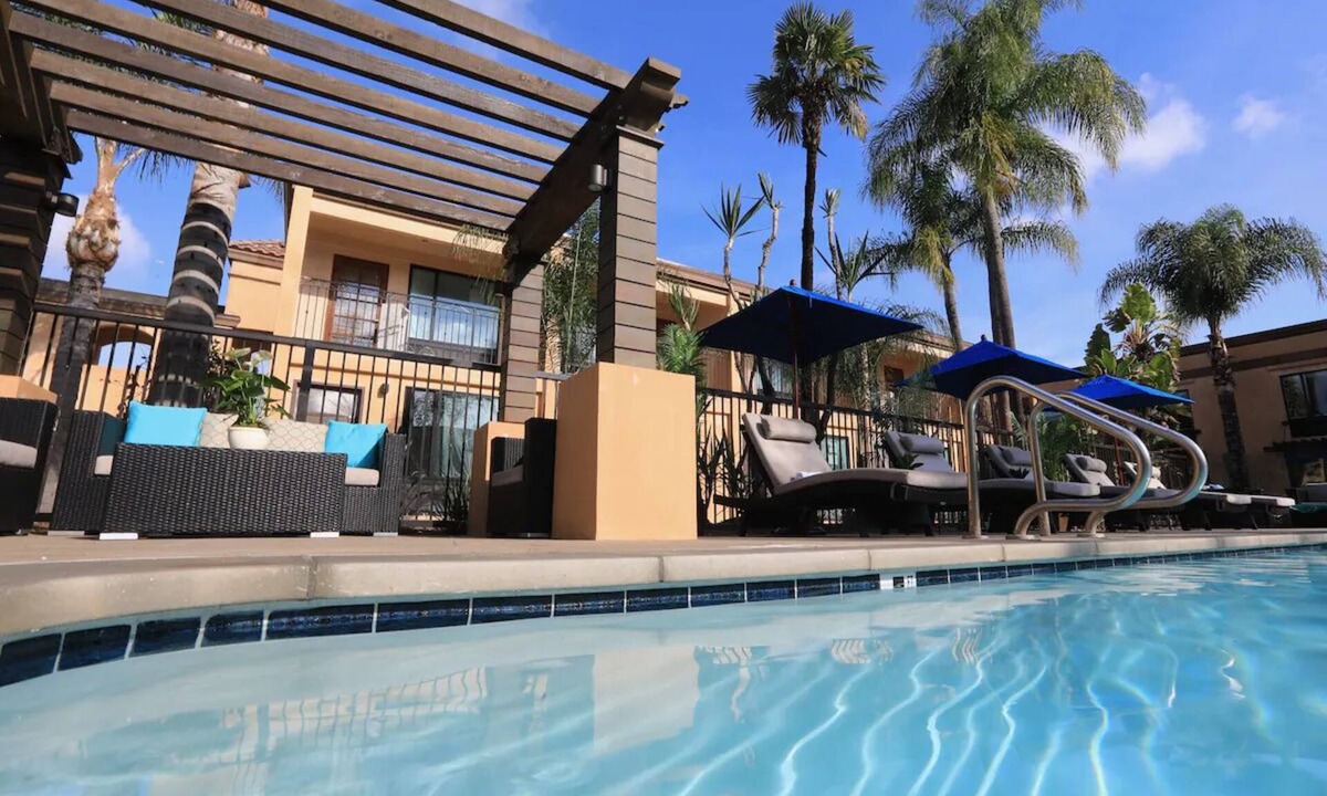 Harbor Hotel | Double Queen Room, The Cove Hotel, Poolside Luxury and Outdoor Fireplace