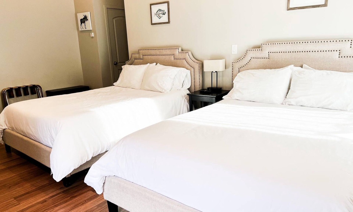 Seward Hotel | Double Queen studio at Spruce Lodge