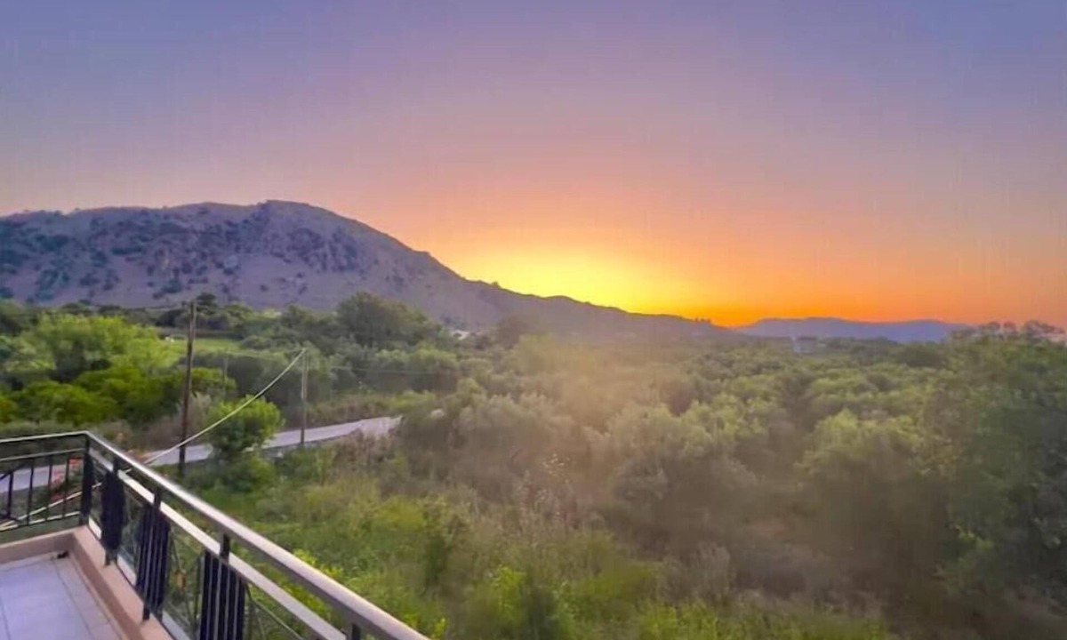 Grand Blanc House | Double room with balcony and mountain view
