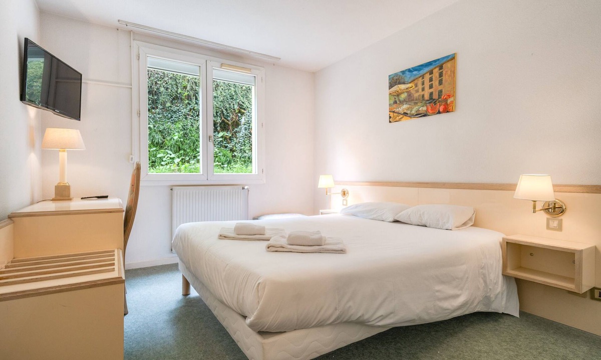 Bessenay Apartment | Double Room Nº104 Clos des Monts Lyonnais