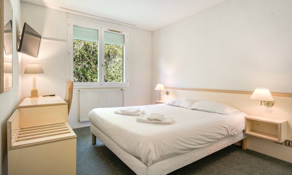 Bessenay Apartment | Double Room Nº204 Clos des Monts Lyonnais