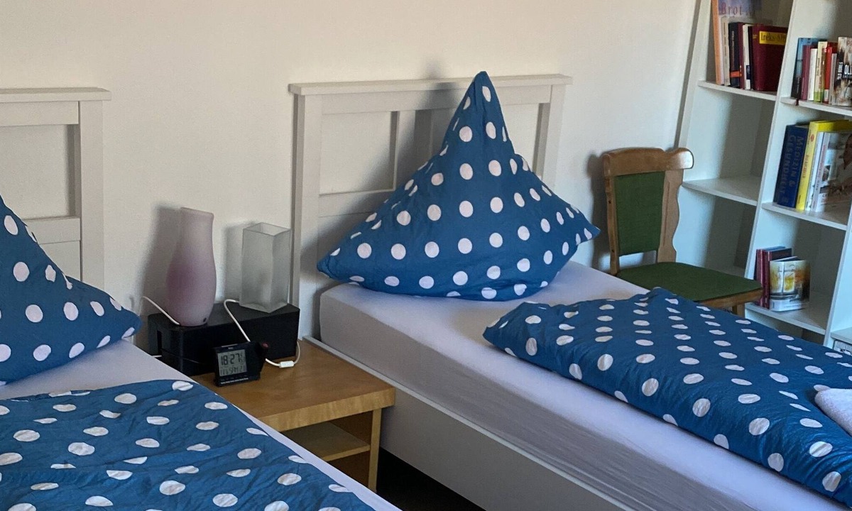 Neusatzeck Apartment | Double room with approx. 18sqm, shared bathroom / shared WC, max. 2 adults + 1 infant (max. 1 year)