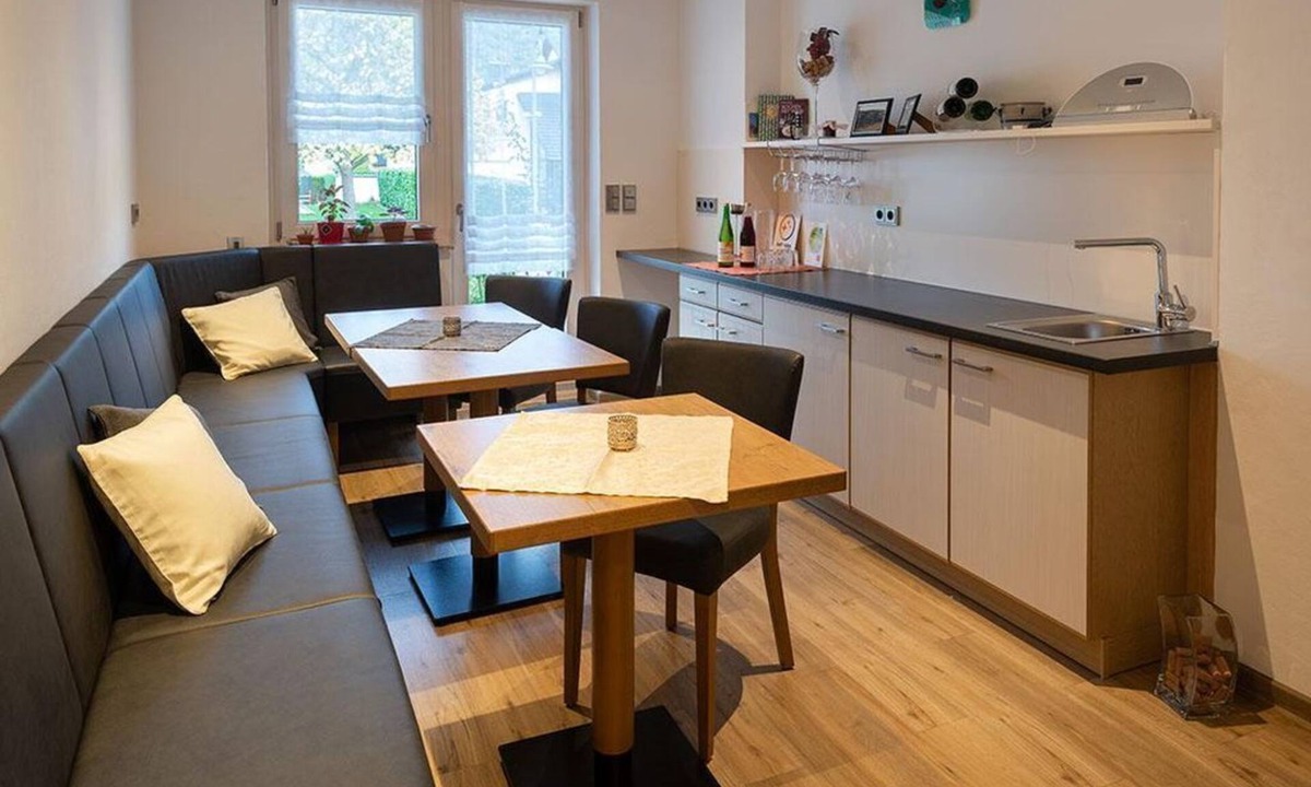 Trittenheim Bed & Breakfast | Double room with shower and toilet, extra bed - Ferienweingut Monzel