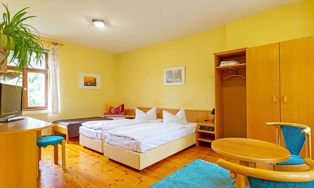Cottbus Bed & Breakfast | Double room with shared bathroom 1 - Youth guest house