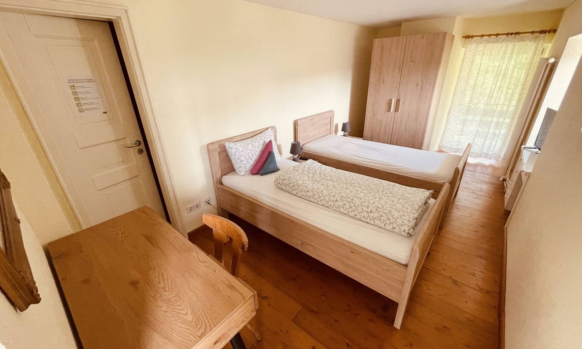 Weilheim Apartment | Double room with shower and WC
