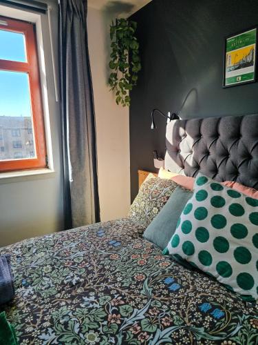 Leith House | Double Rooms with Shared Bathroom Near The Shore and Tram