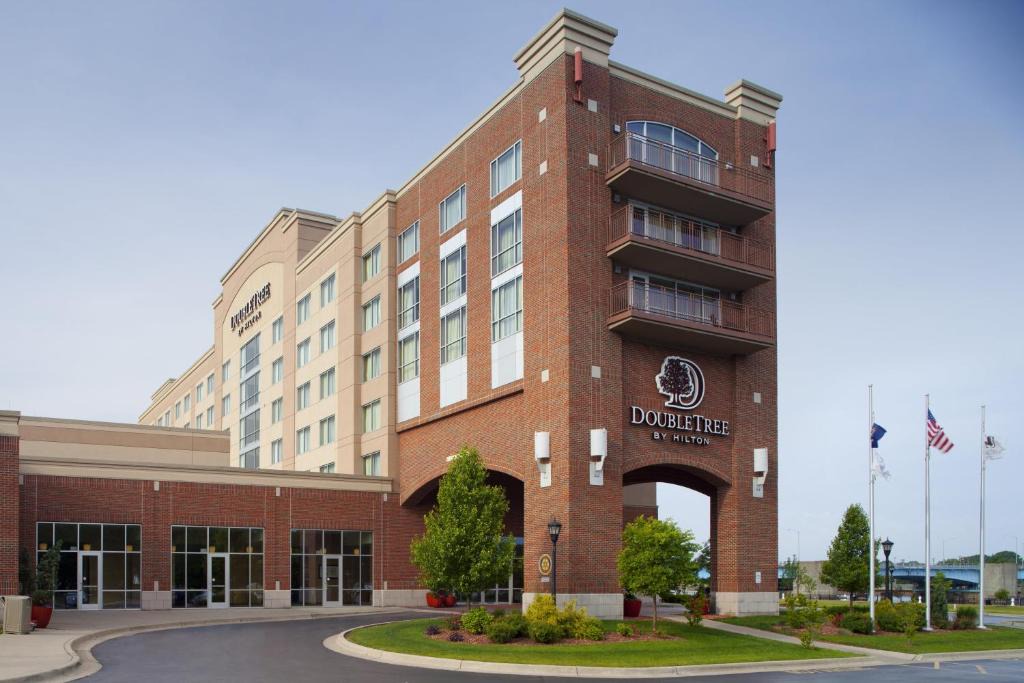 Bay City Hotel | DoubleTree by Hilton Bay City - Riverfront