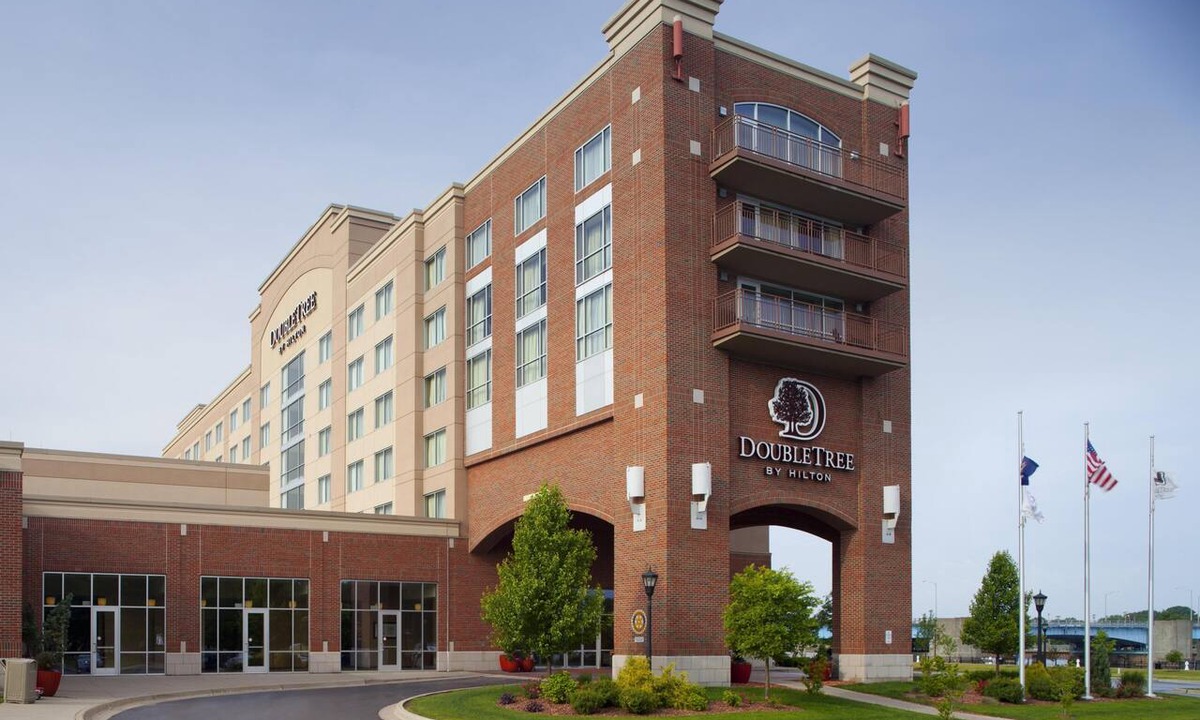 Bay City Hotel | DoubleTree by Hilton Bay City - Riverfront