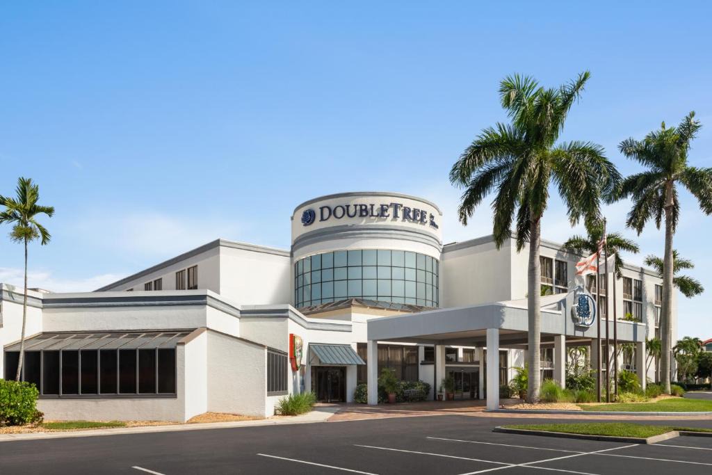 Villas Hotel | Doubletree by Hilton Fort Myers at Bell Tower Shops