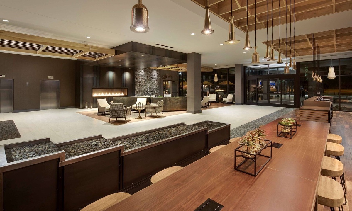 Greeley Hotel | DoubleTree by Hilton Greeley at Lincoln Park