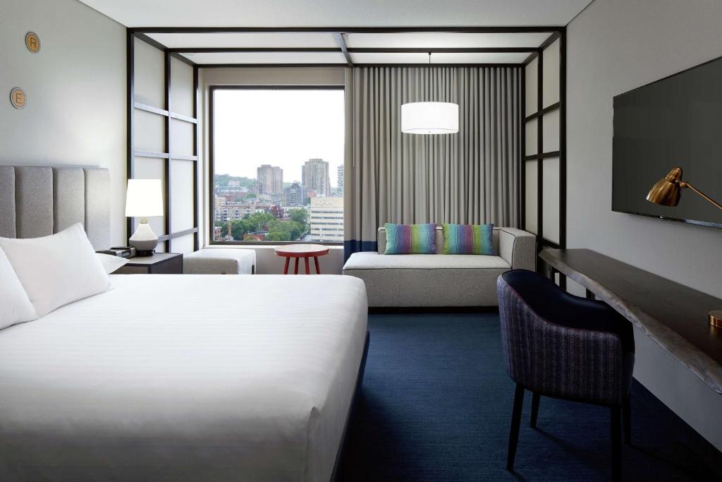 Quartier des Spectacles Hotel | DoubleTree By Hilton Montreal