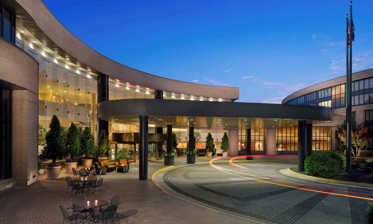 Herndon Hotel | DoubleTree by Hilton Washington Dulles Airport