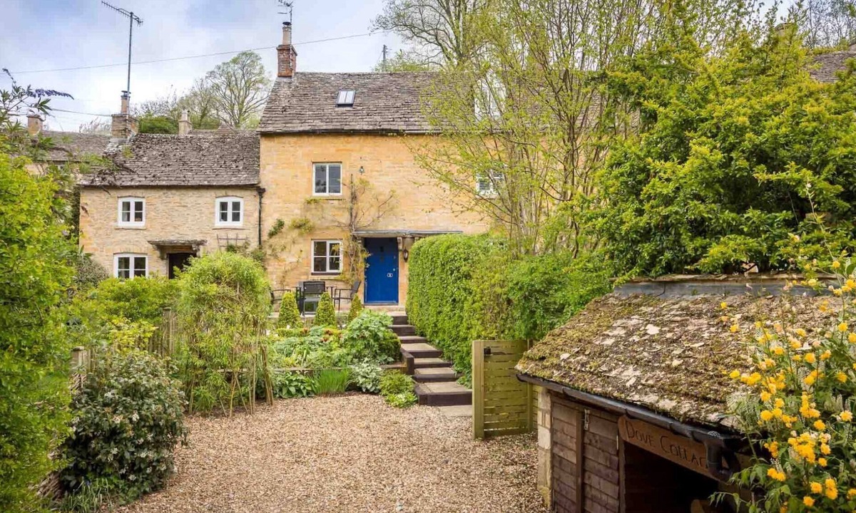 Naunton Cottage | DOVE COTTAGE (NAUNTON), pet friendly, with open fire in Naunton