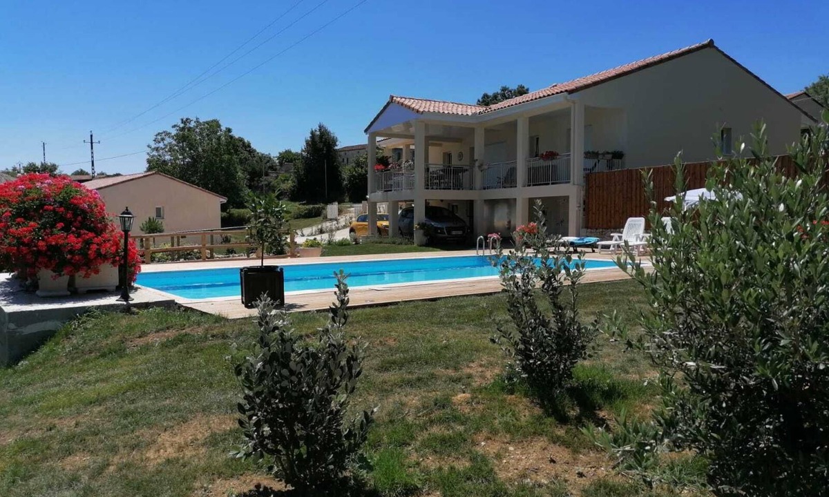Calignac House | Downhill modern villa nice pool & spa