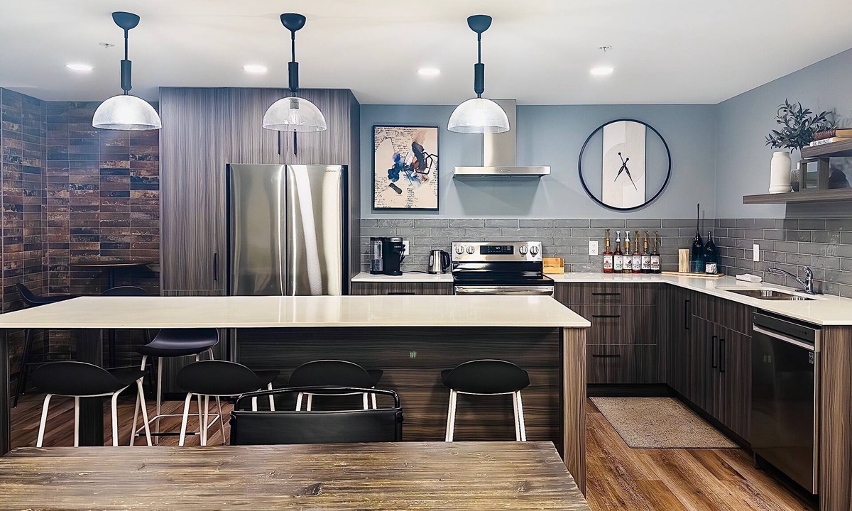 North Central Edmonton Apartment | Downtown 2BR Rogers w/parking/Gym/Patio/Ac