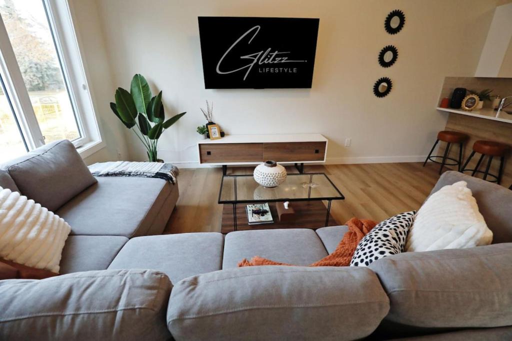 North Central Edmonton House | Downtown 3 Queen Beds AC Double Garage Disney