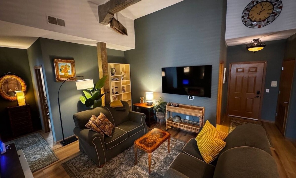 Mansfield Apartment | Downtown 3BR Historic Loft Suite
