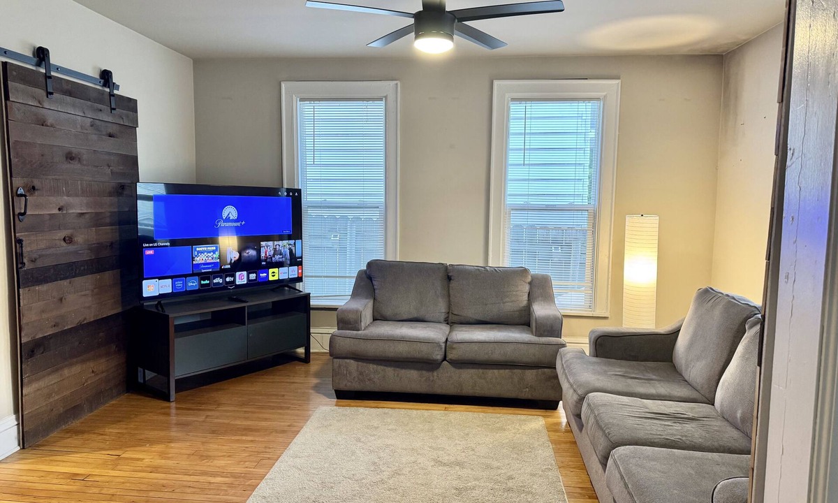 Tenney-Lapham House | Downtown 3BR Walkable Home Near UW, Stadium, Restaurants + Free Parking