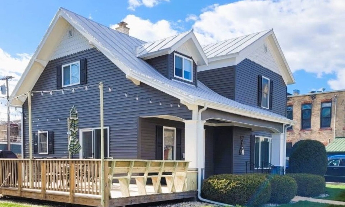 Algoma House | Downtown Algoma - Walk to Beach, Shops, Marina. Easy access to Door County!