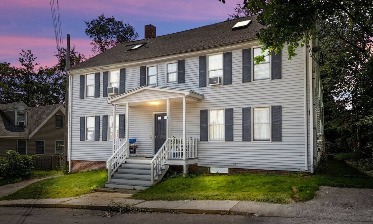 Amesbury Apartment | Downtown Amesbury! 15 Mins to Beach