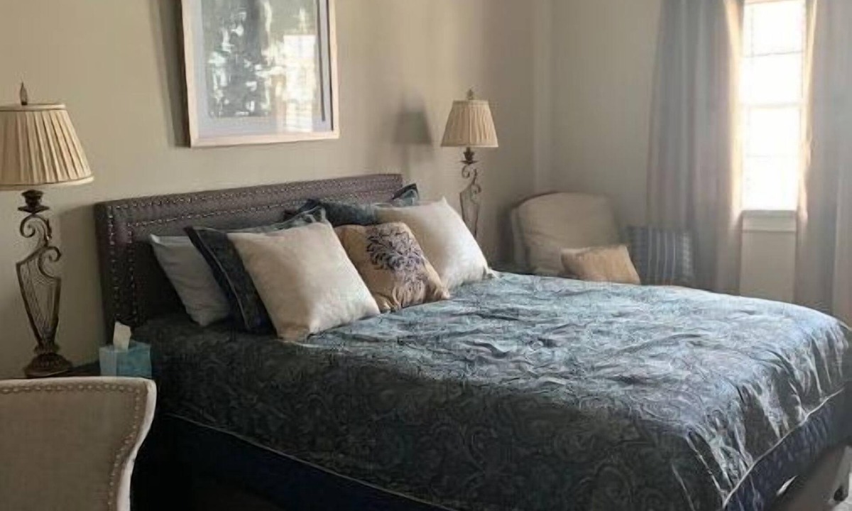Evansville House | Downtown/Arts District Spacious 4 Bedroom Home