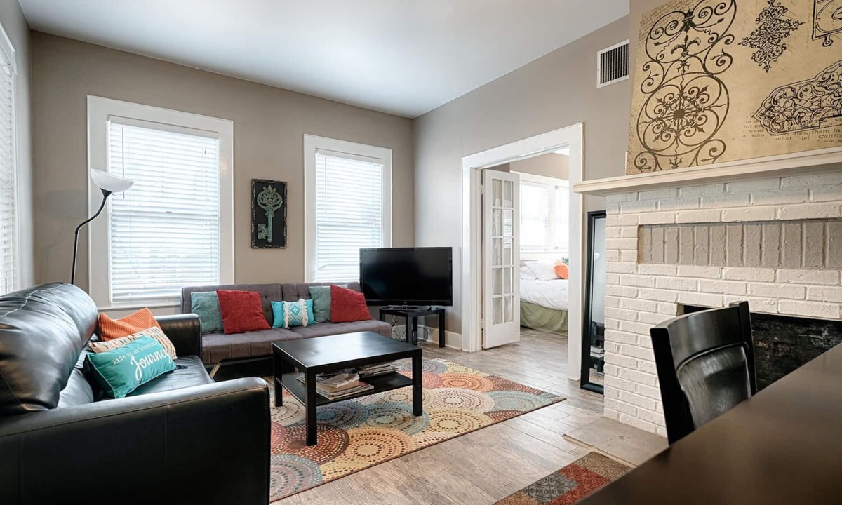 Clarksville Apartment | DOWNTOWN AUSTIN SLEEPS 4-WALK TO 6thST- SXSW,ACL,Many Shops,Restaurants,Bars