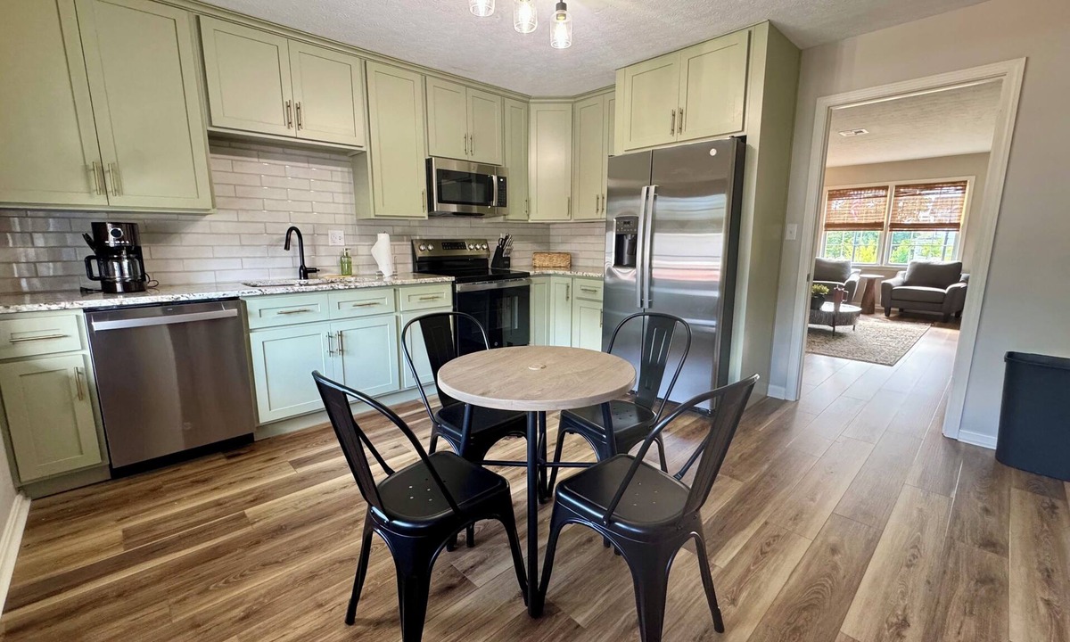 Bardstown Apartment | Downtown Bardstown. 2 BLOCKS FROM KBF! 2 KING BEDS WALK TO EVERYTHING!