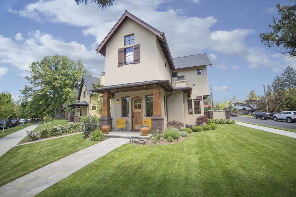 River Terrace House | Downtown Bend Oregon Vacation Rental Hot Tub Free Wifi Awbrey Courtyard with Awbrey Suite