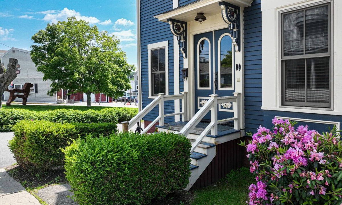 Boothbay Harbor House | Downtown Boothbay 3BR – Harbor Views, Private Deck, Walk Everywhere