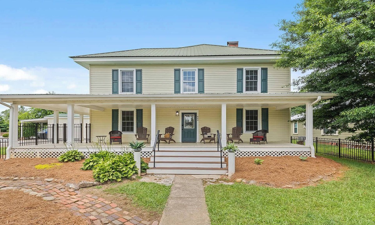 Brevard House | Downtown Brevard | MTB-Friendly Bike Storage | Extended Stay Discounts Available