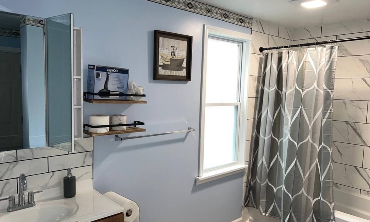 Front Park House | Downtown Buffalo Entire 6 Bedrooms house with AC, WiFi , and Private Parking